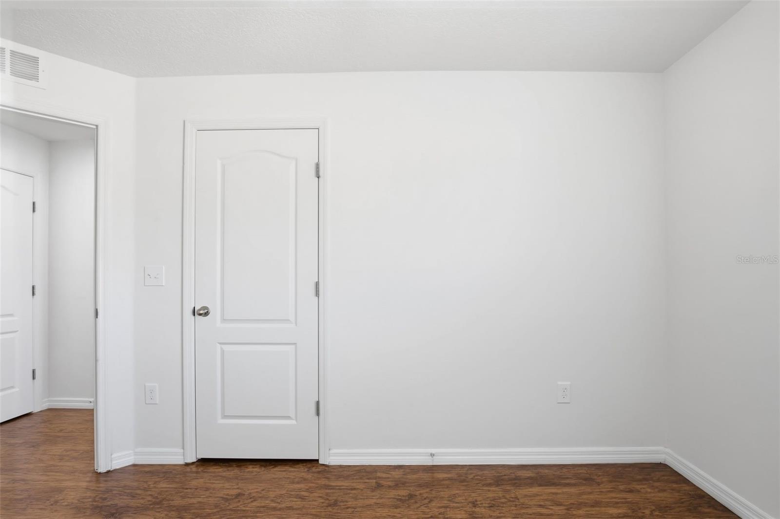 Image 9 of 37 For 906 Wynnmere Walk Avenue