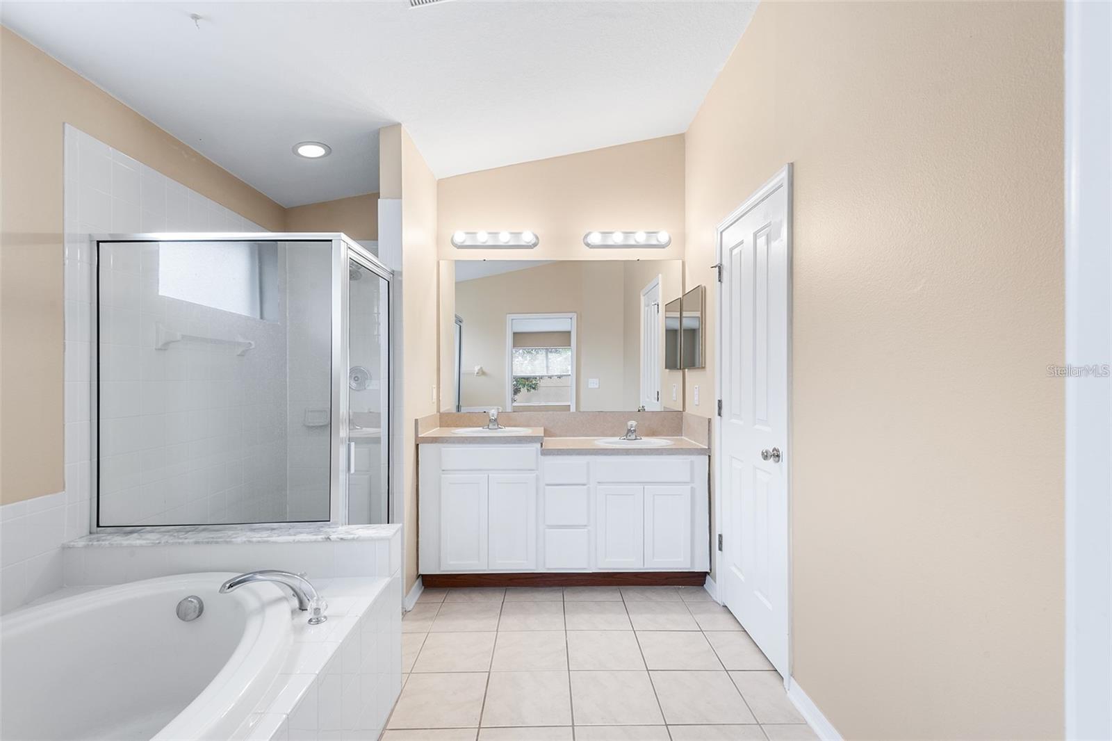 Listing photo id 6 for 3483 Beaumont Loop