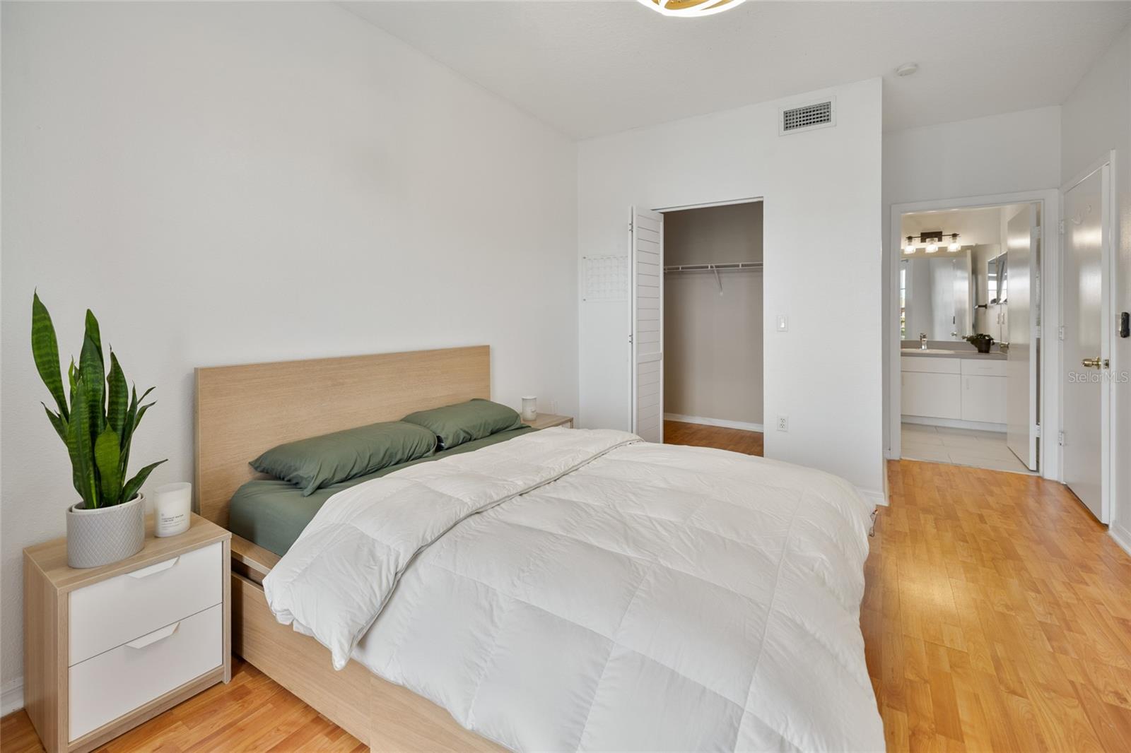 Image 12 of 23 For 5554 Metrowest Boulevard 30