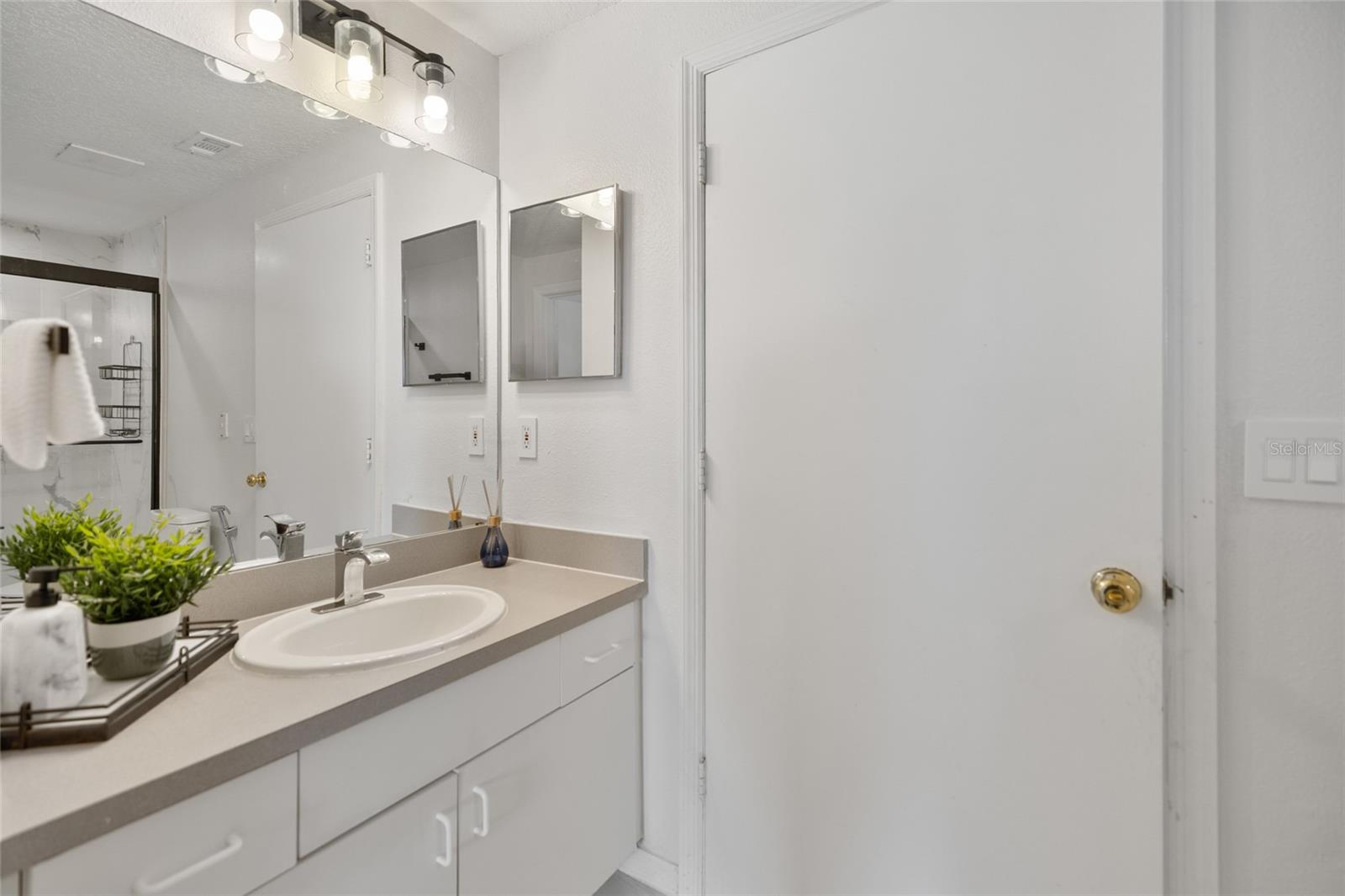 Image 18 of 23 For 5554 Metrowest Boulevard 30