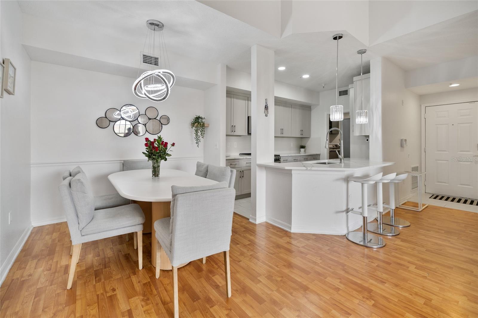 Image 4 of 23 For 5554 Metrowest Boulevard 30