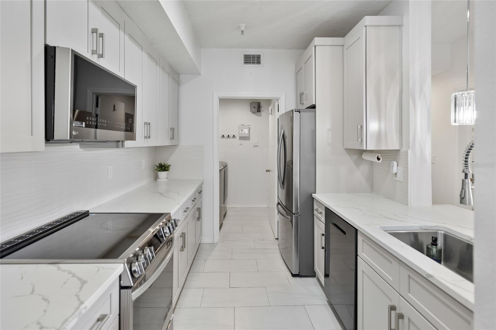 Image 5 of 23 For 5554 Metrowest Boulevard 30