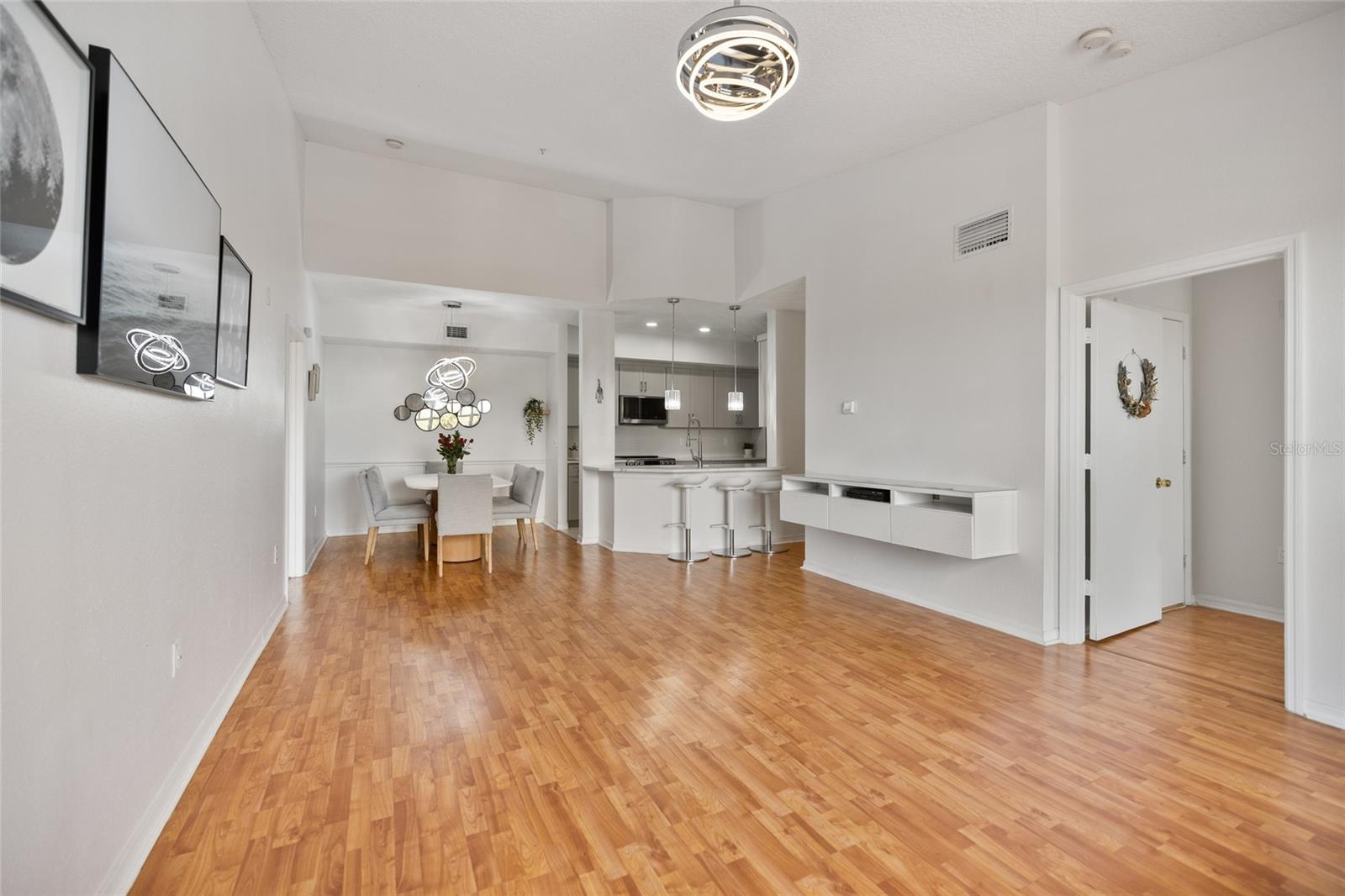 Image 7 of 23 For 5554 Metrowest Boulevard 30