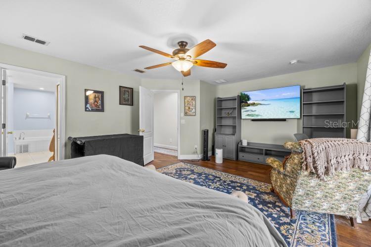 Image 36 of 52 For 942 Henley Circle