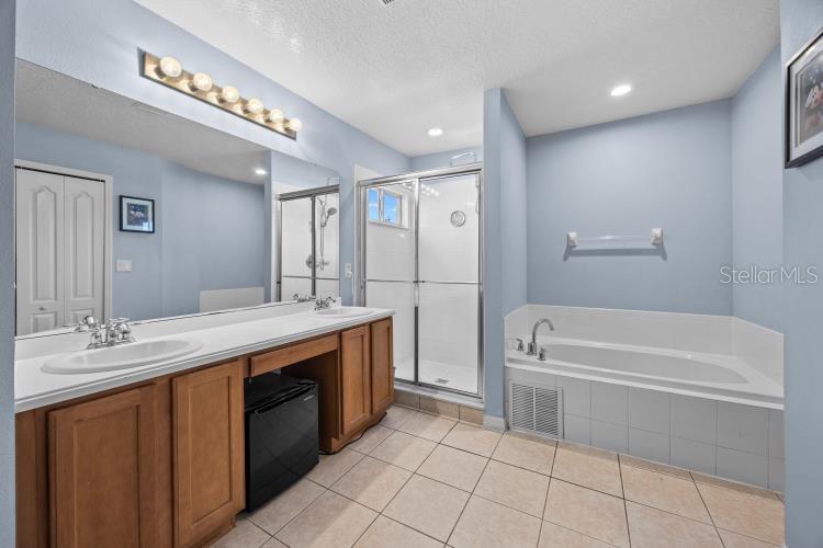 Image 37 of 52 For 942 Henley Circle