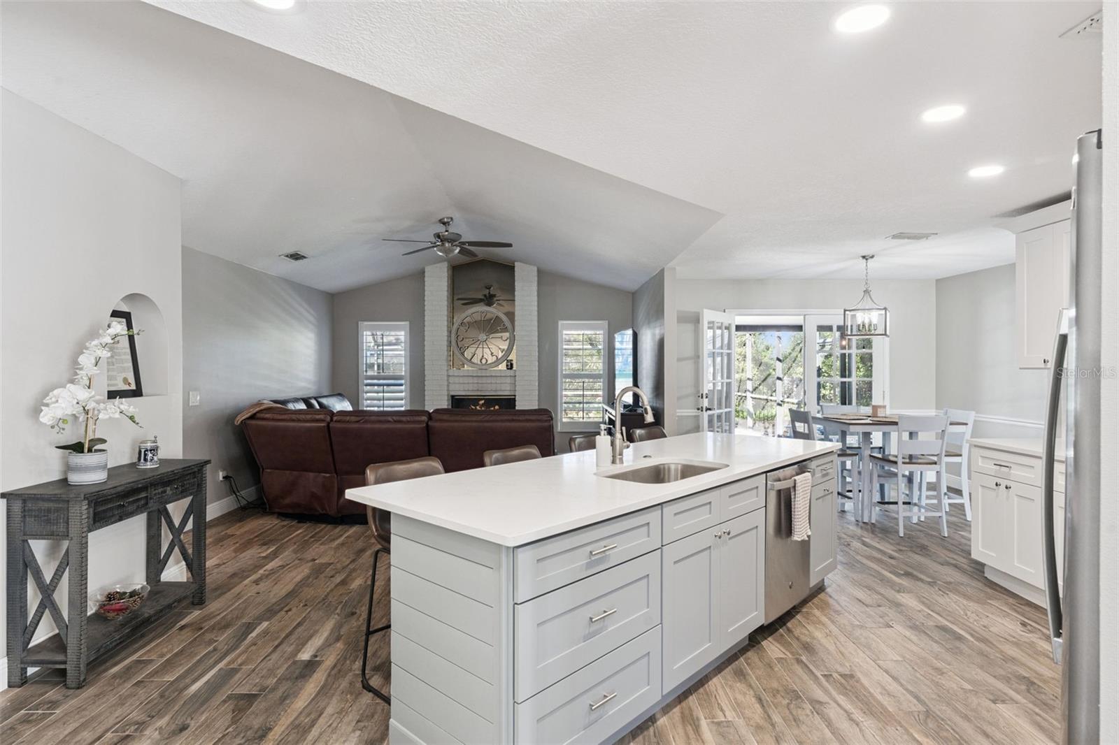 Image 12 of 49 For 692 Rochester Street