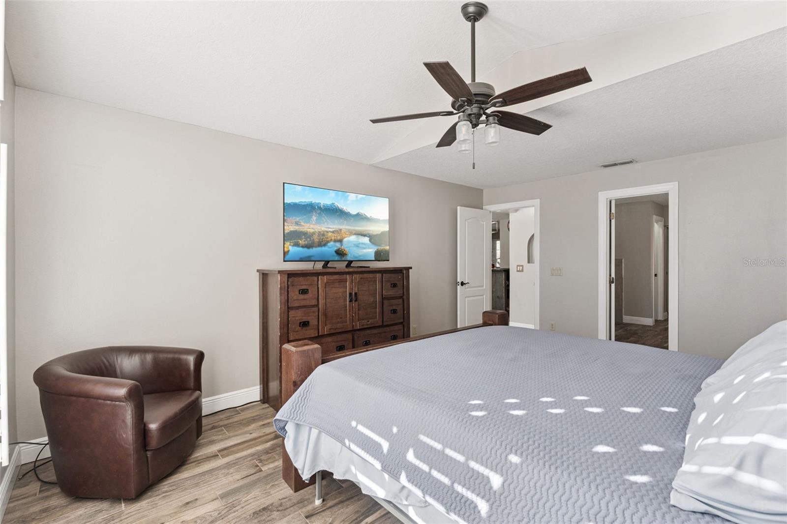 Image 19 of 49 For 692 Rochester Street