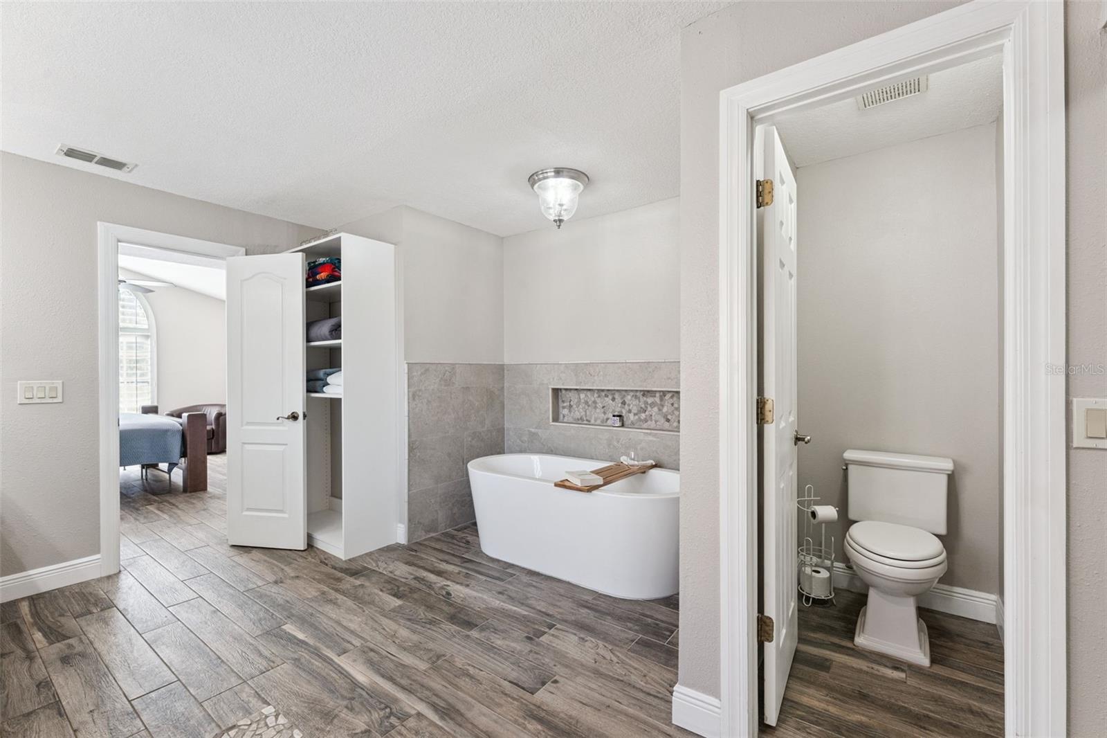 Image 22 of 49 For 692 Rochester Street