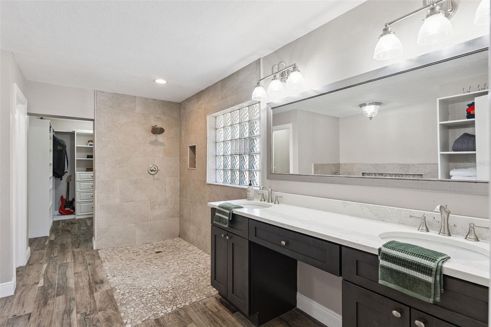 Image 23 of 49 For 692 Rochester Street