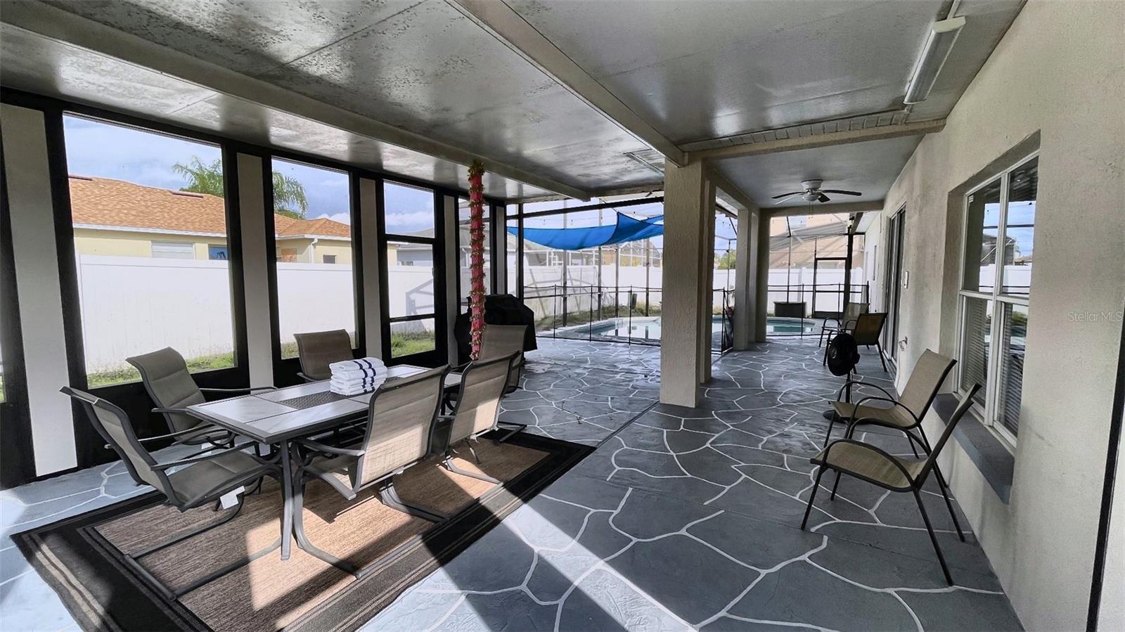 Listing photo id 12 for 2502 Buttercup Court