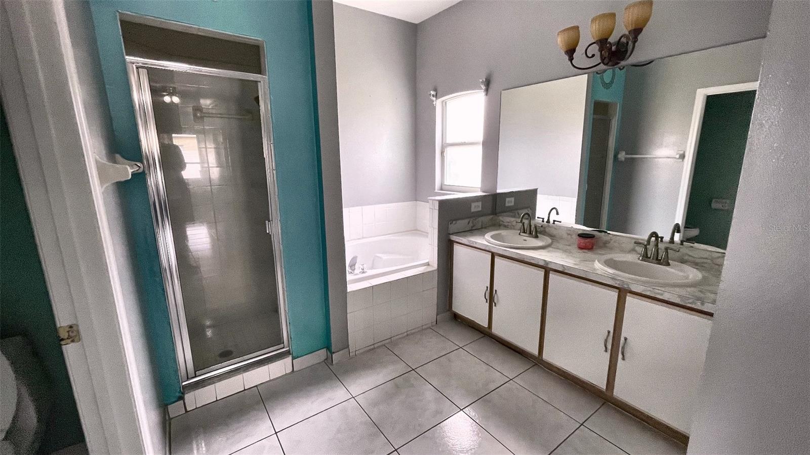 Listing photo id 3 for 2502 Buttercup Court