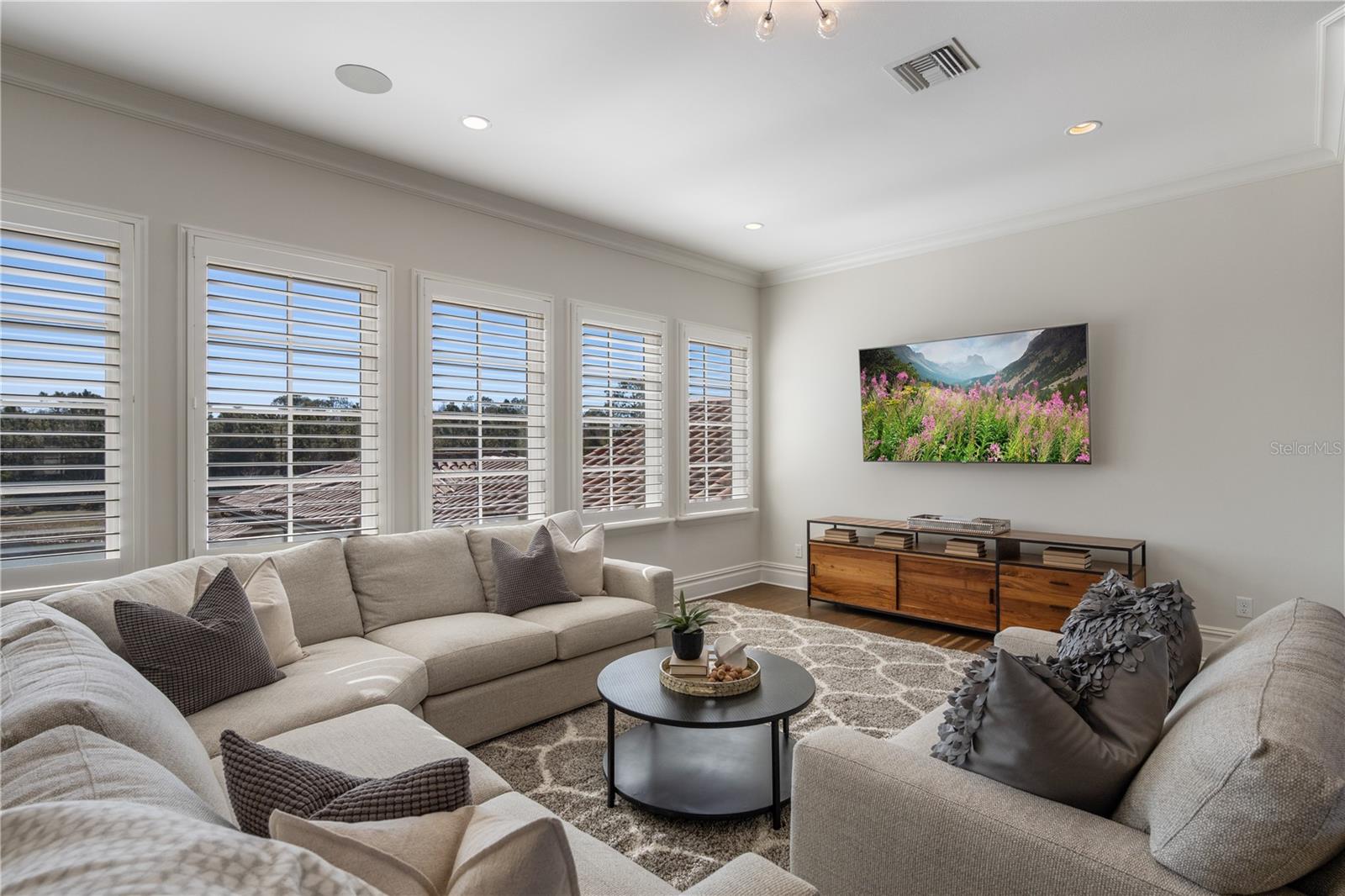 Image 20 of 45 For 10443 Los Feliz Drive