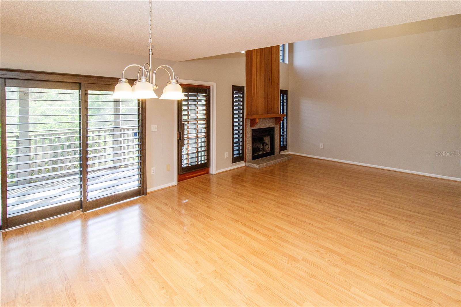 Image 13 of 49 For 2011 Arbor Drive