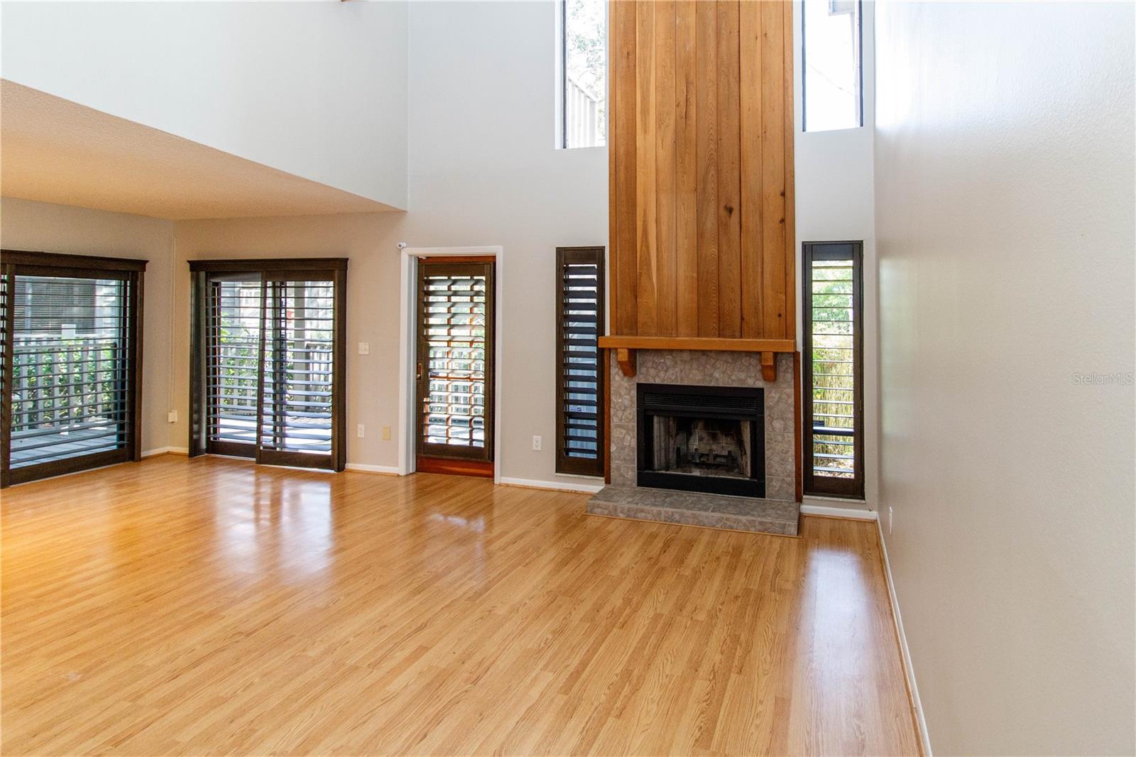 Image 4 of 49 For 2011 Arbor Drive