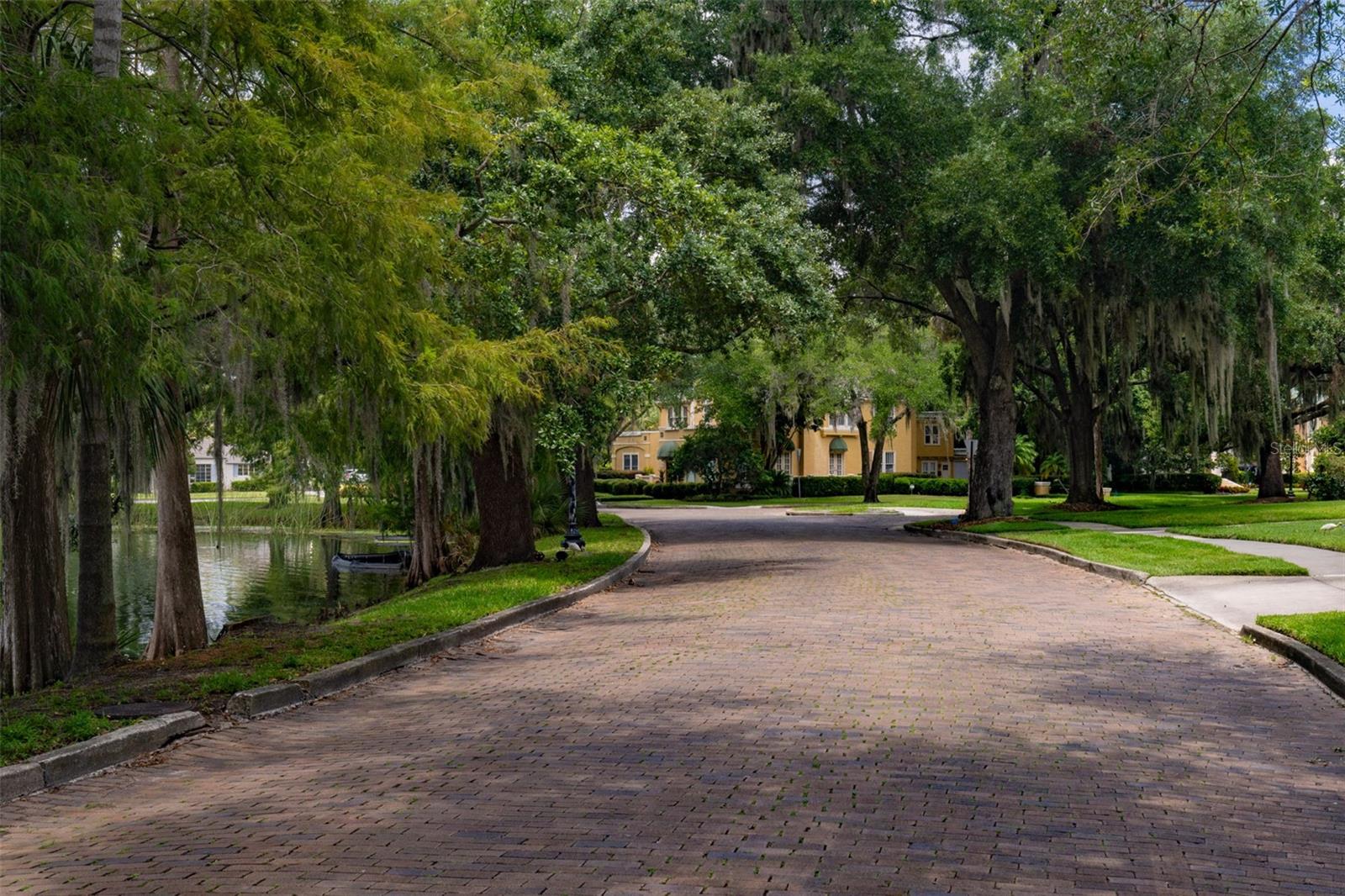 Image 19 of 55 For 851 Park Lake Court