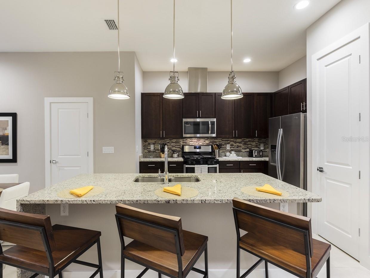 Listing photo id 4 for 7538 Sunville Avenue