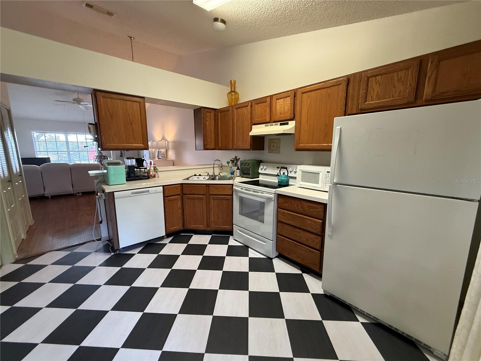 Image 10 of 36 For 108 Reserve Cir 212