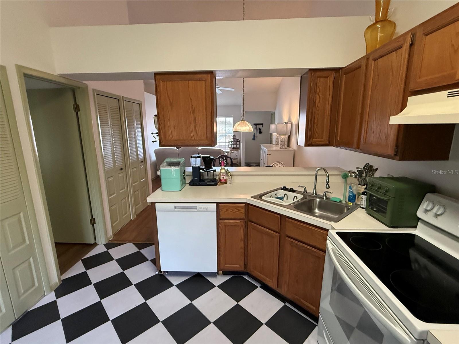 Image 25 of 36 For 108 Reserve Cir 212