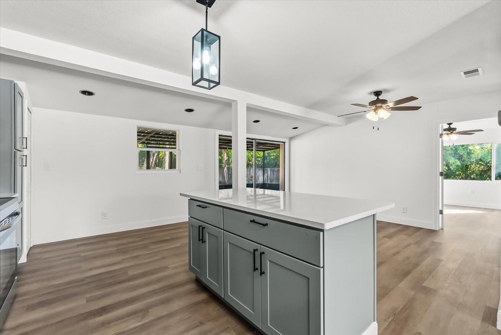 Image 13 of 35 For 10395 San Martin Boulevard Ne