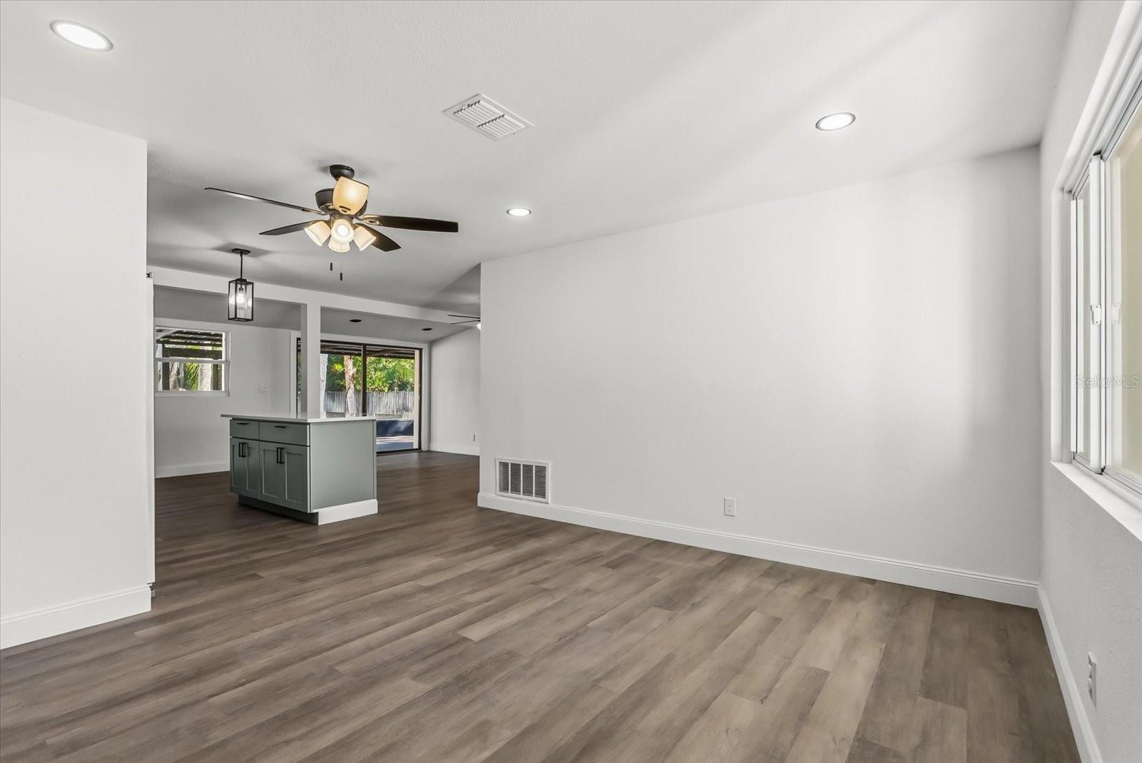 Image 7 of 35 For 10395 San Martin Boulevard Ne