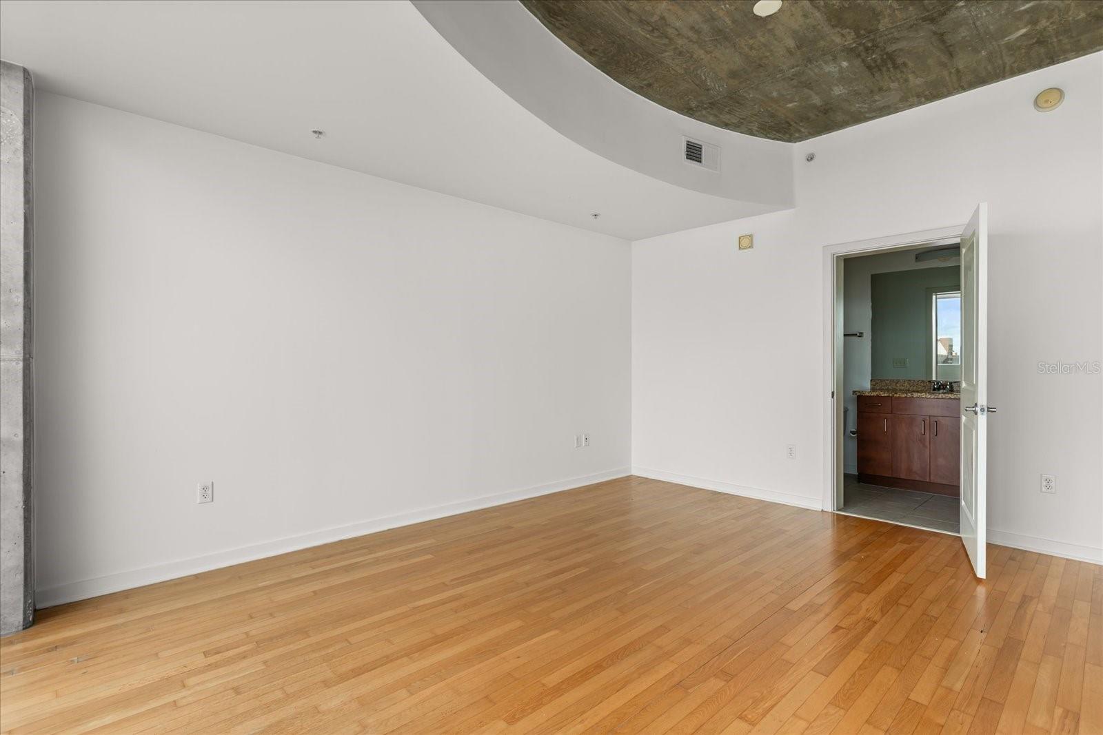 Image 7 of 28 For 155 Court Avenue 1011