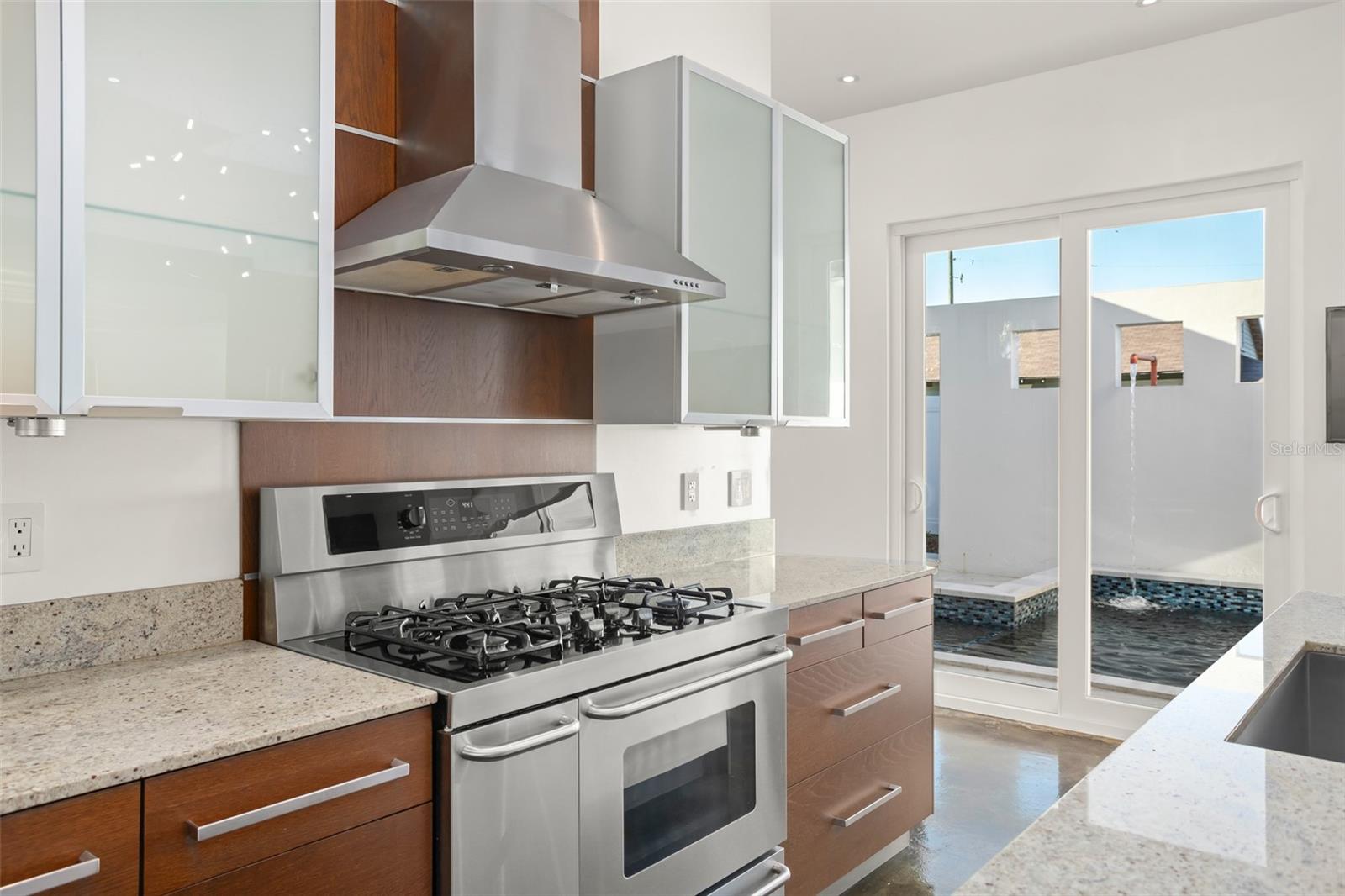 Image 11 of 57 For 2411 Center Avenue