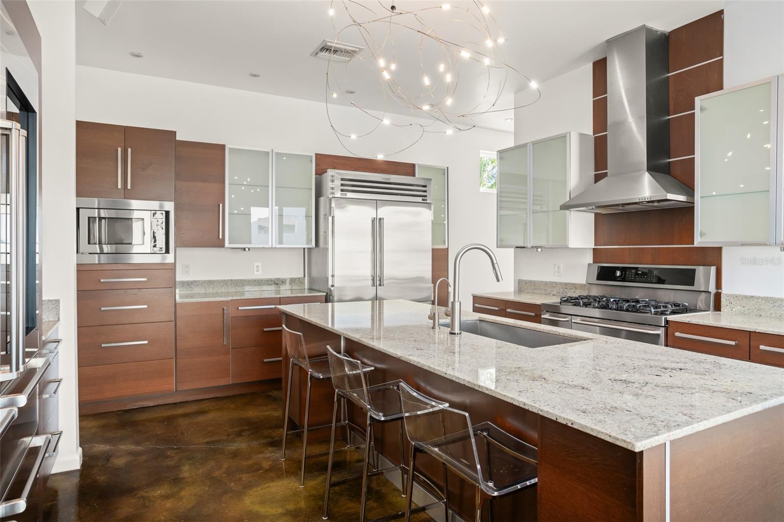 Image 14 of 57 For 2411 Center Avenue