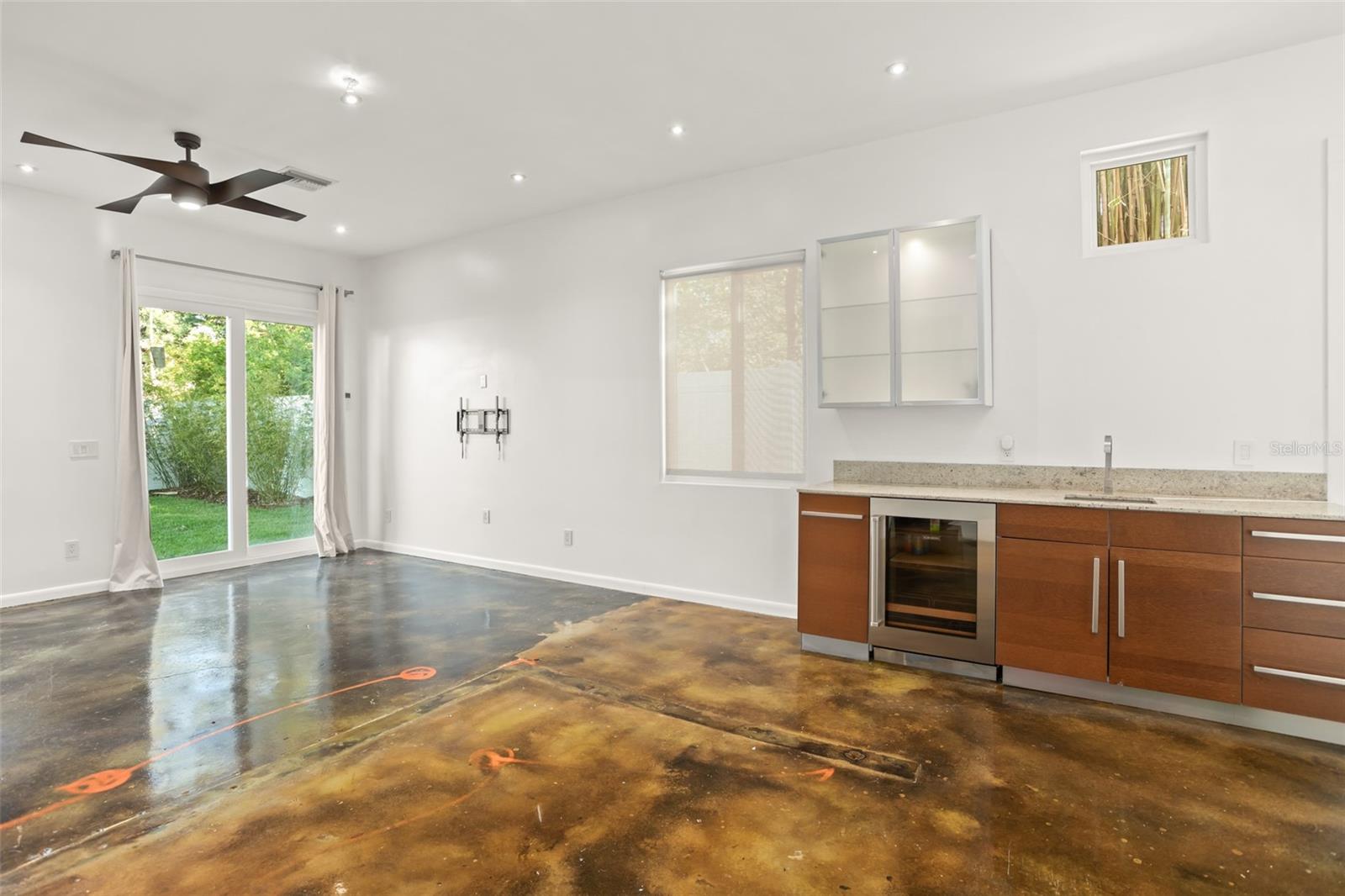 Image 17 of 57 For 2411 Center Avenue