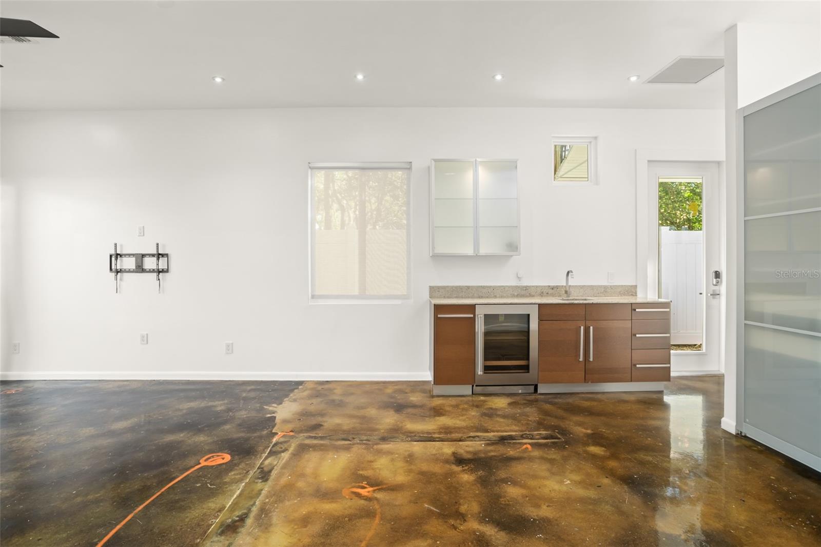 Image 18 of 57 For 2411 Center Avenue