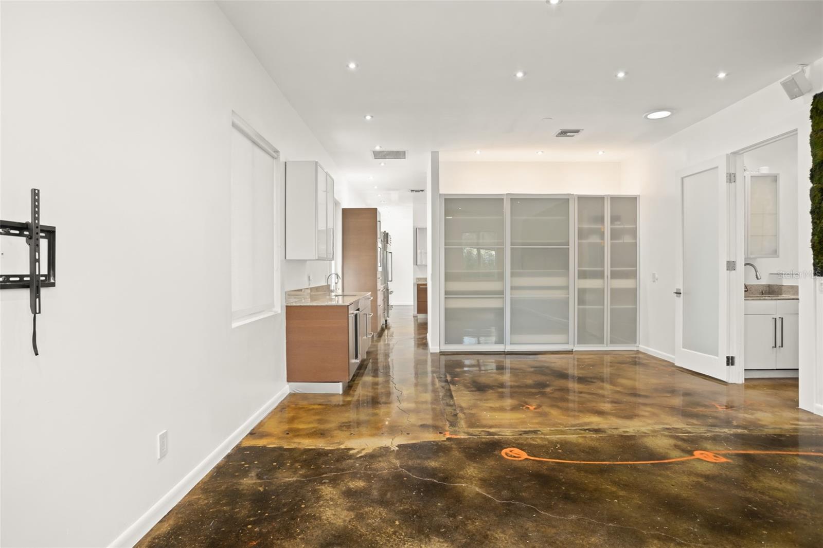 Image 19 of 57 For 2411 Center Avenue