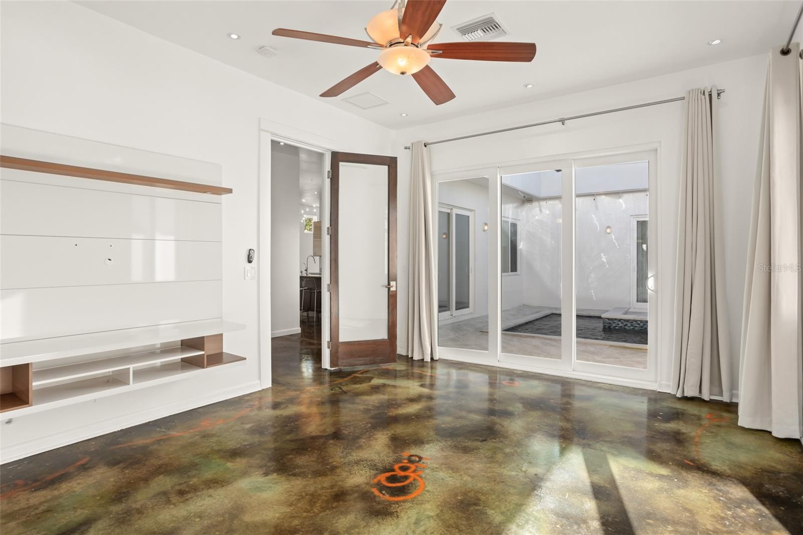 Image 26 of 57 For 2411 Center Avenue