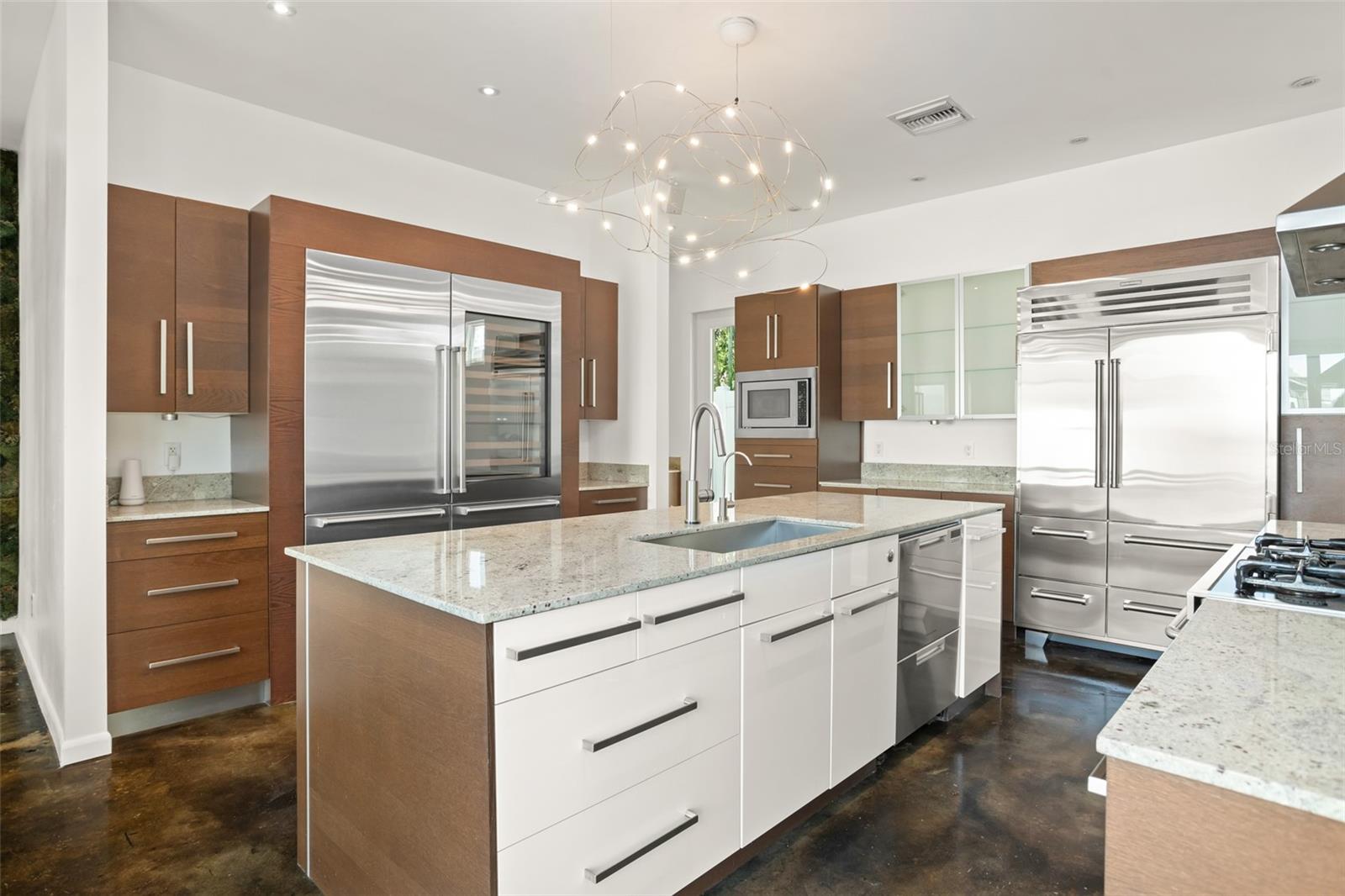 Image 6 of 57 For 2411 Center Avenue