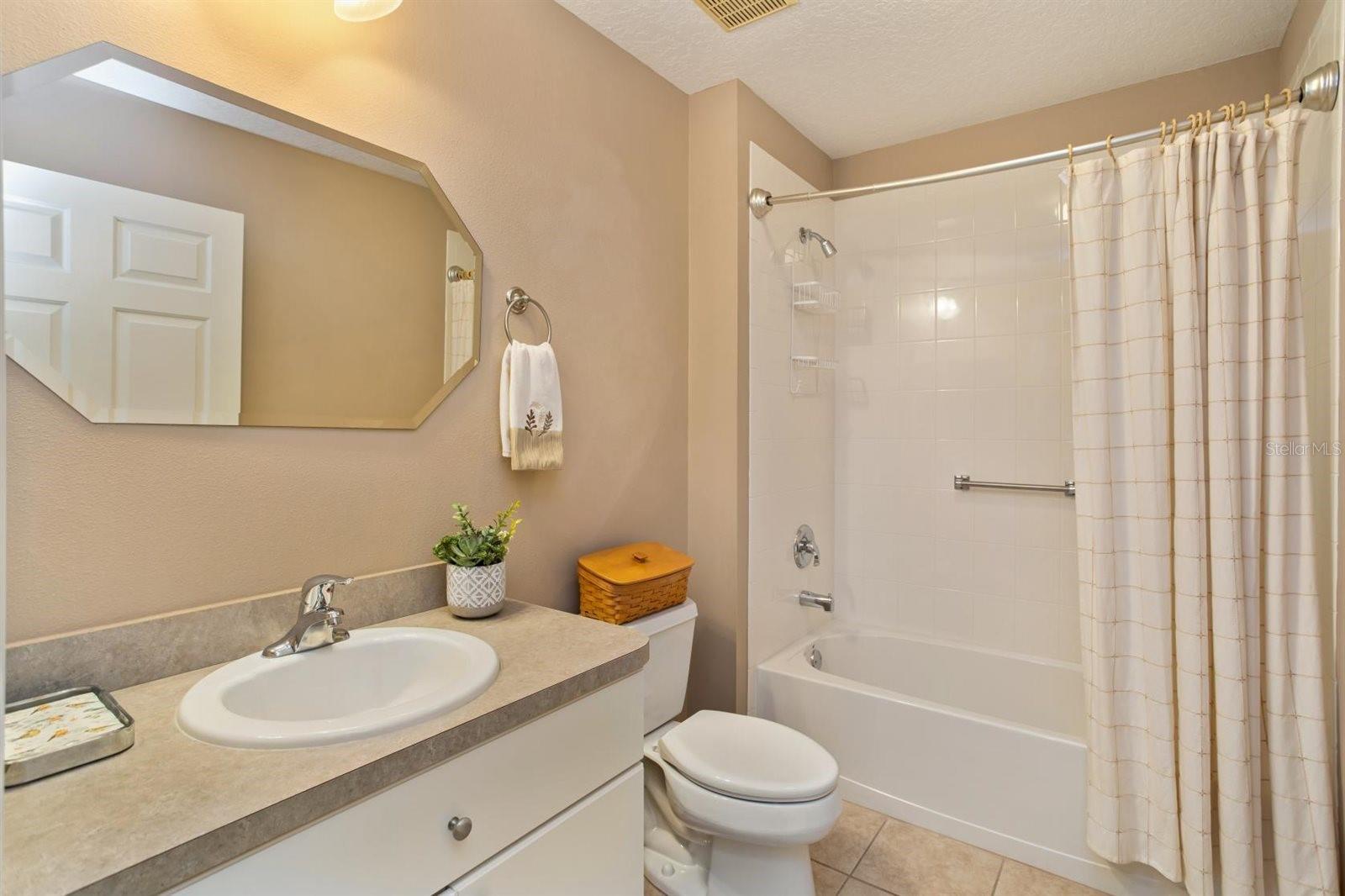 Image 18 of 43 For 5552 King James Avenue