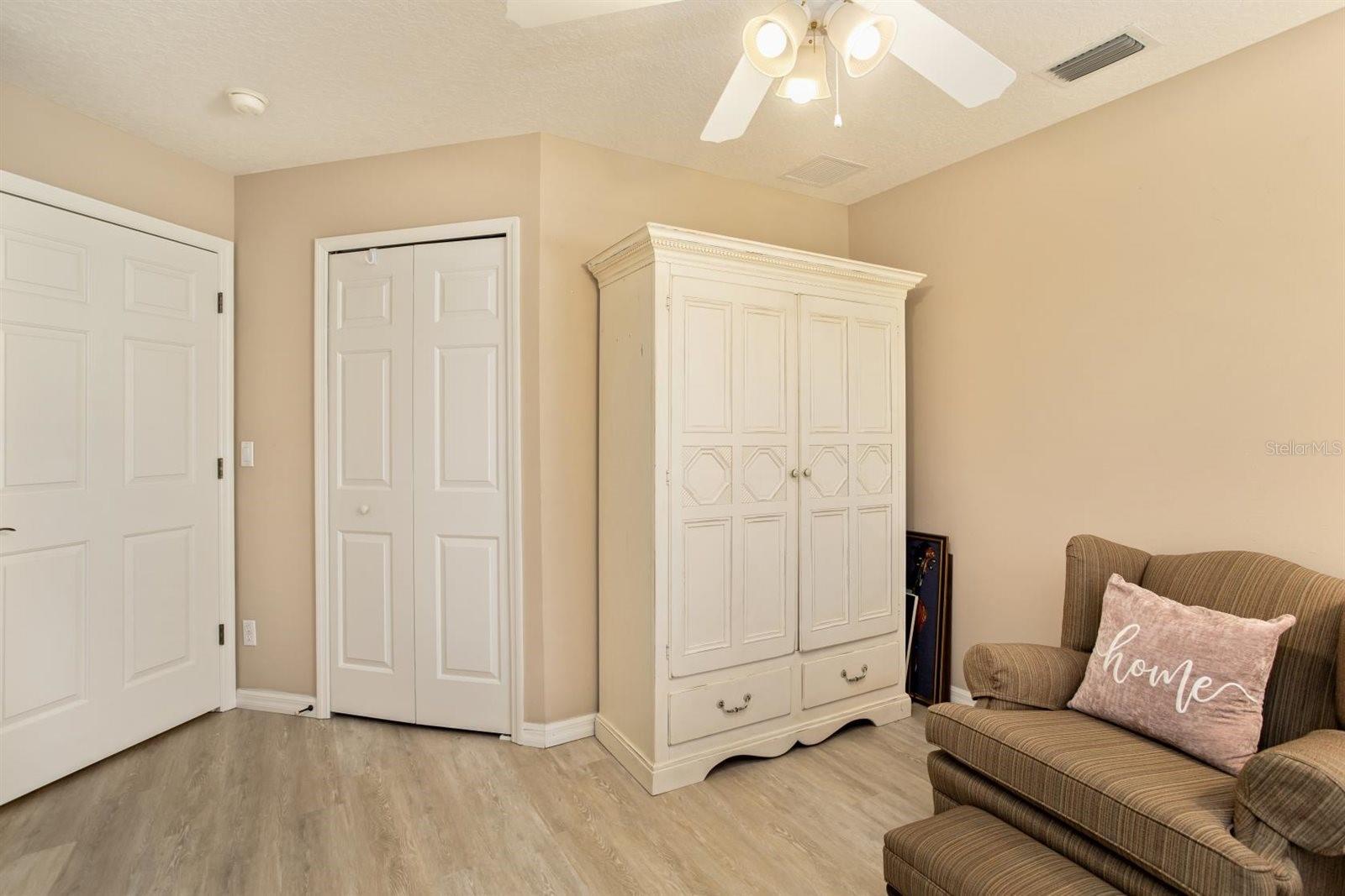 Image 20 of 43 For 5552 King James Avenue