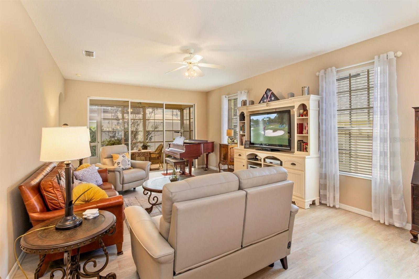 Image 9 of 43 For 5552 King James Avenue