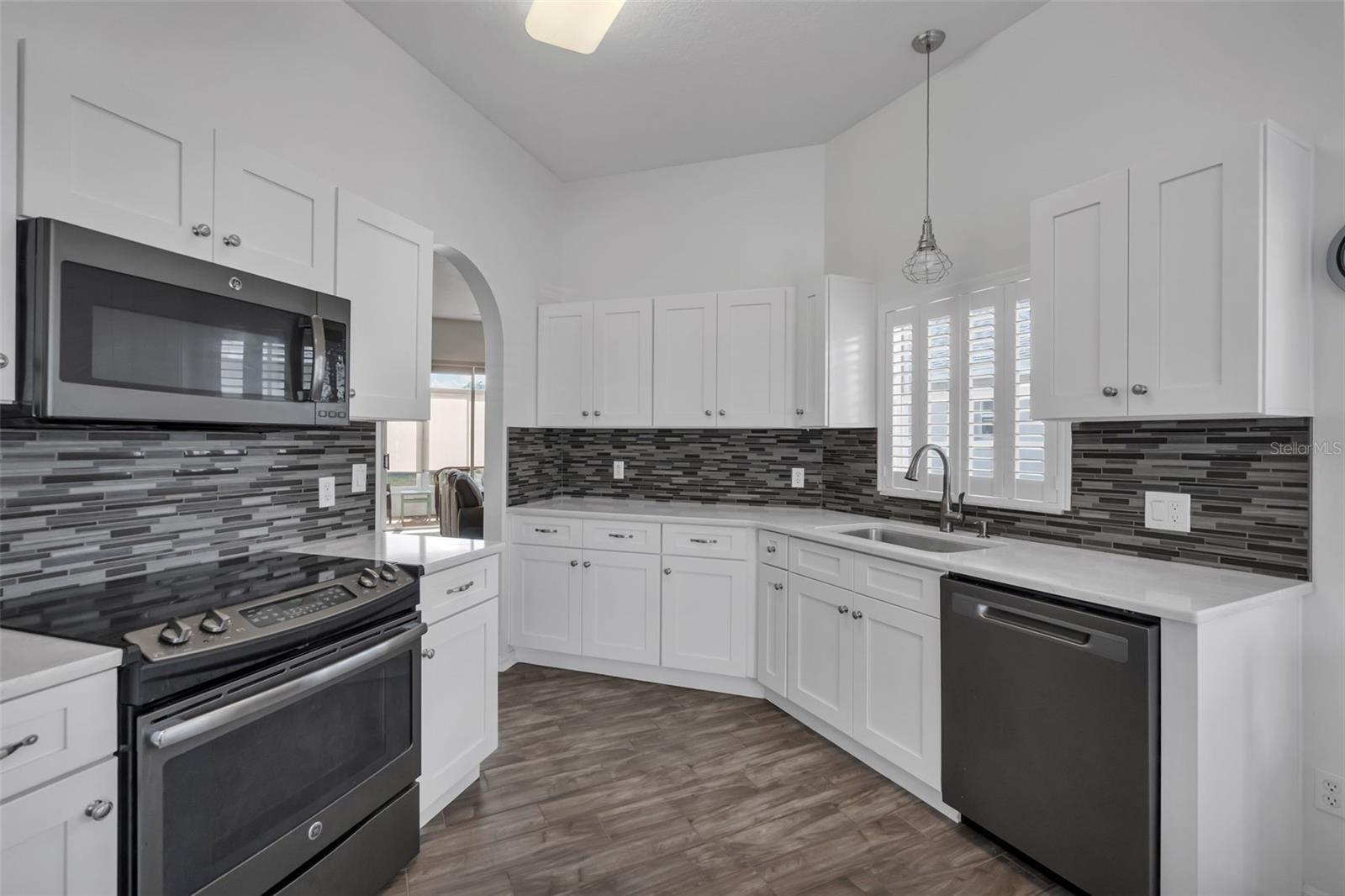 Image 16 of 51 For 213 High Vista Dr