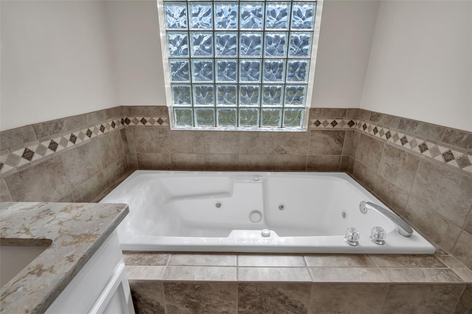 Image 20 of 51 For 213 High Vista Dr