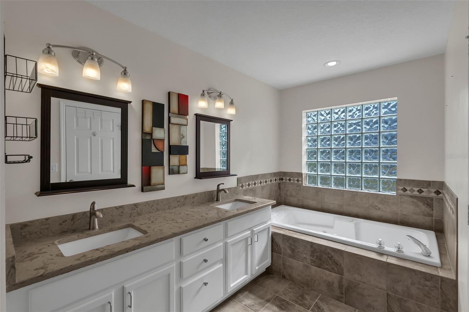 Image 21 of 51 For 213 High Vista Dr