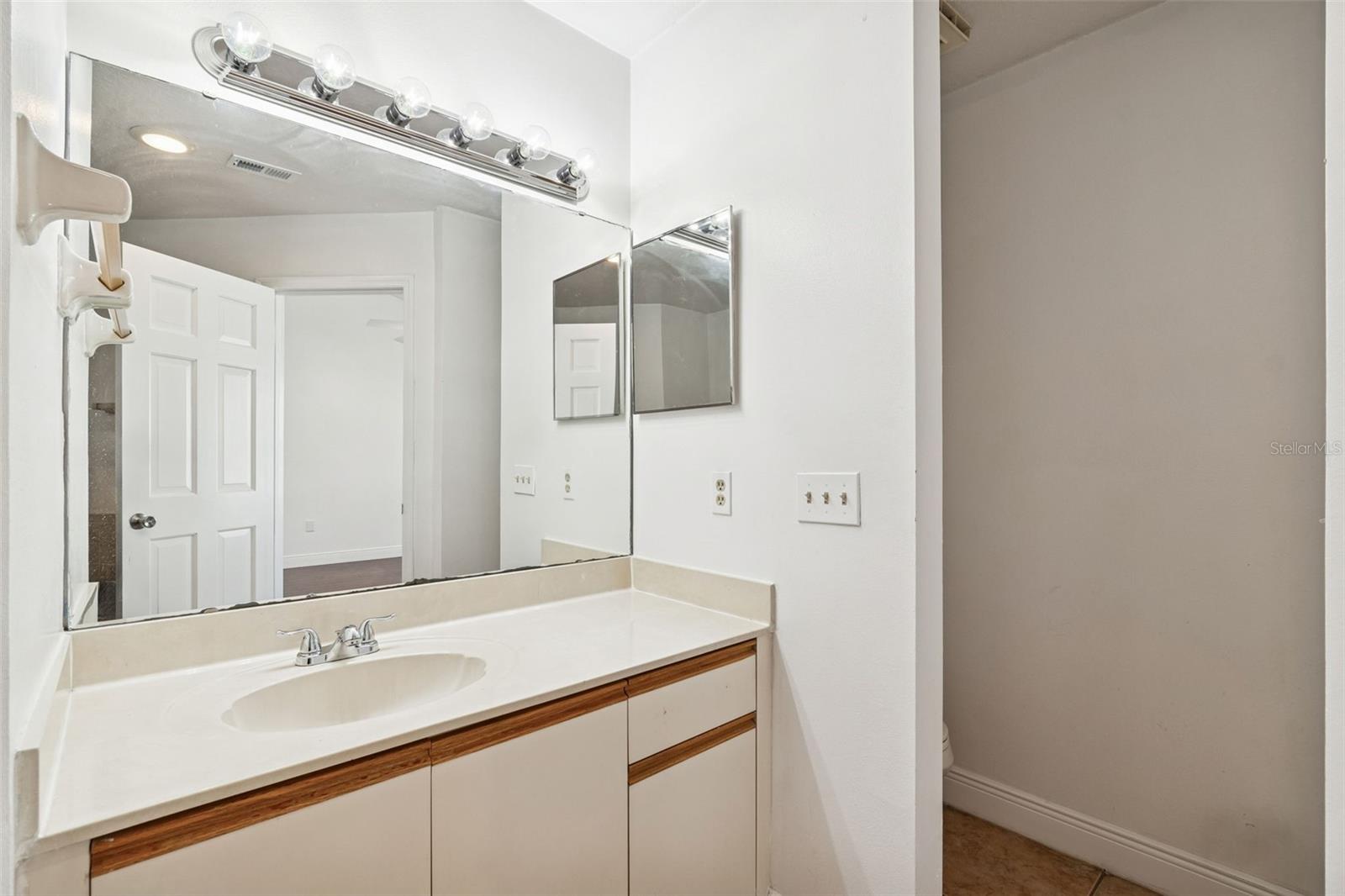 Image 30 of 60 For 2210 Coach House Boulevard 6