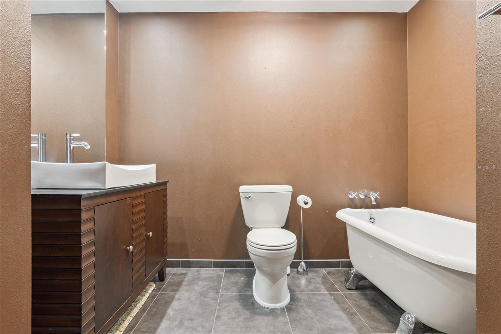 Image 34 of 59 For 103 Lakeshore Drive