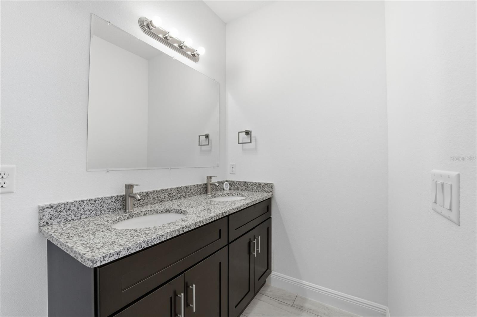 Image 19 of 34 For 5027 165th Street Road