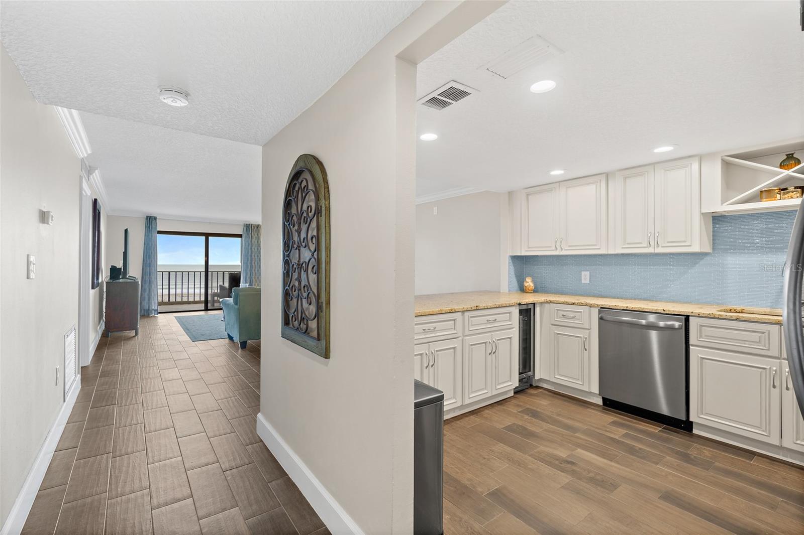 Image 17 of 28 For 545 Garfield Avenue 402