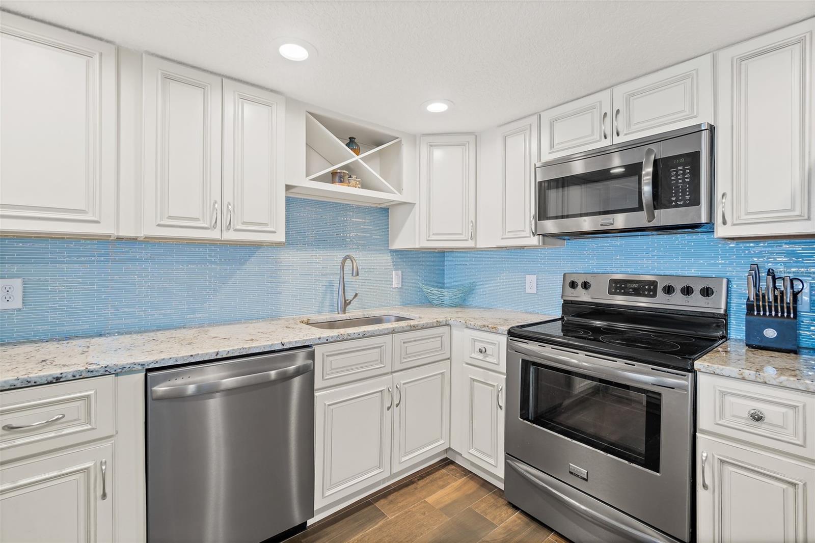 Image 3 of 28 For 545 Garfield Avenue 402