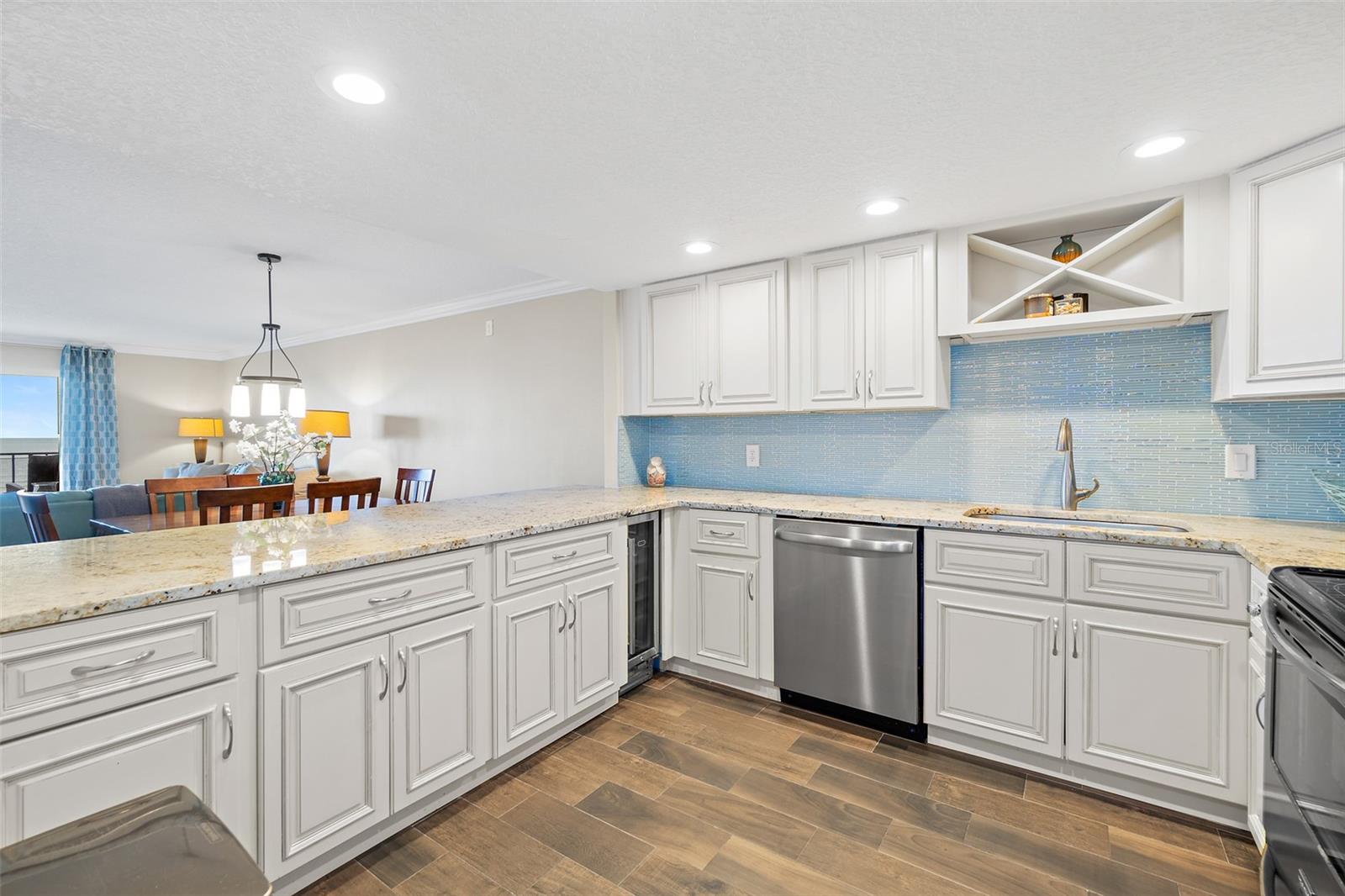 Image 5 of 28 For 545 Garfield Avenue 402