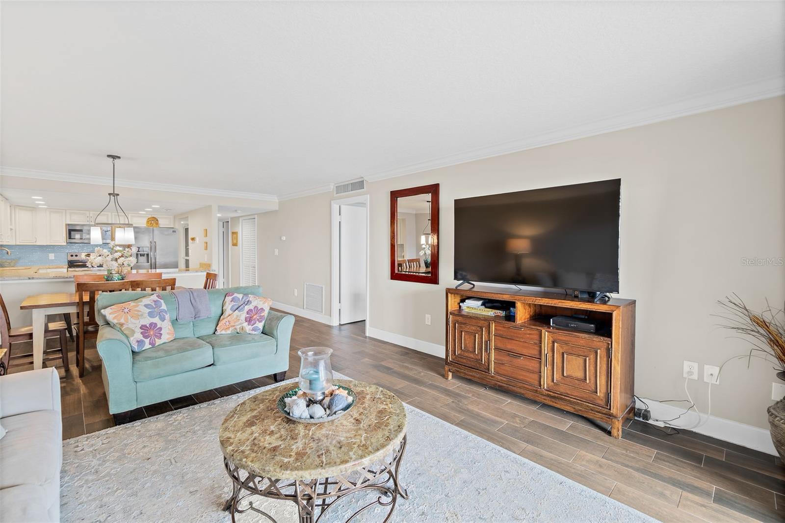 Image 8 of 28 For 545 Garfield Avenue 402