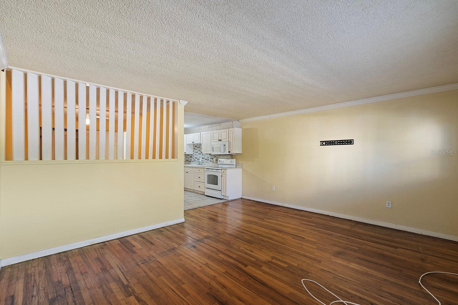 Image 6 of 19 For 320 Lakeview Street 221