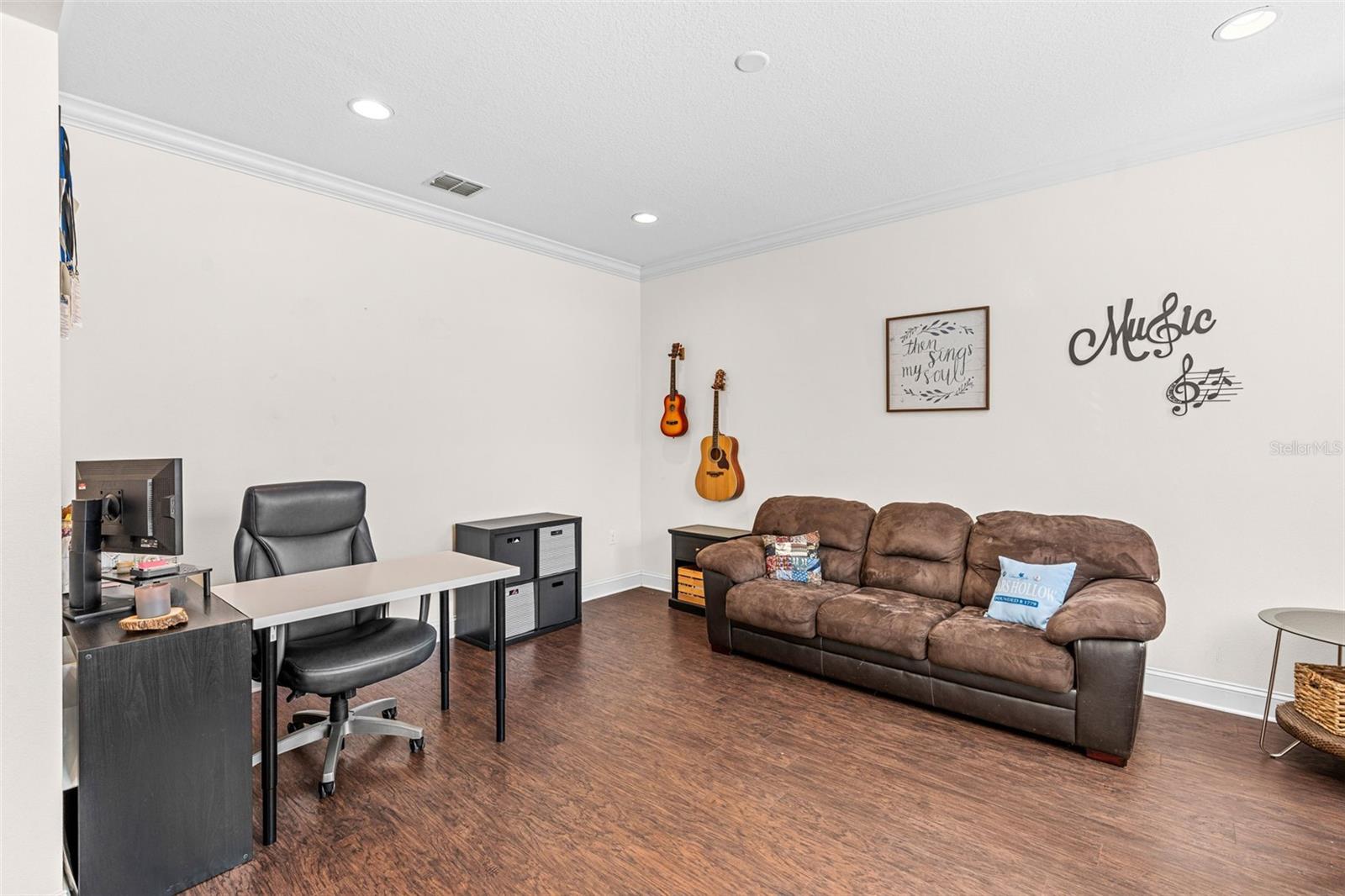 Listing photo id 12 for 3652 Oriskany Drive