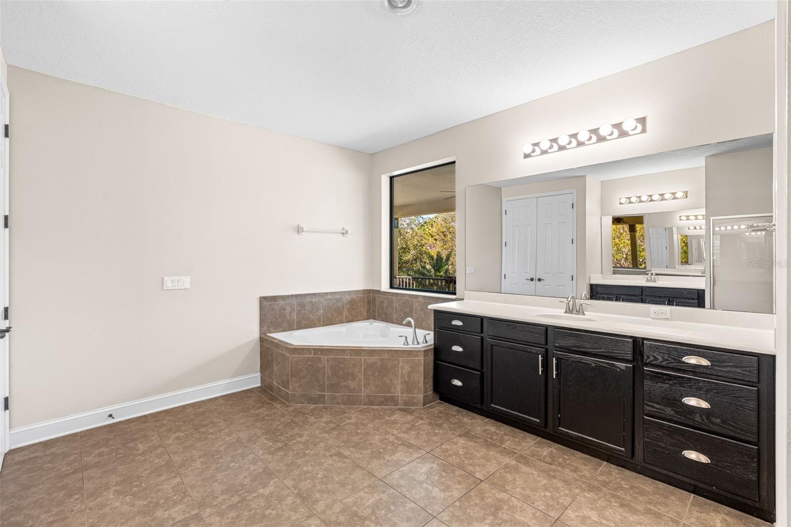 Listing photo id 31 for 3652 Oriskany Drive