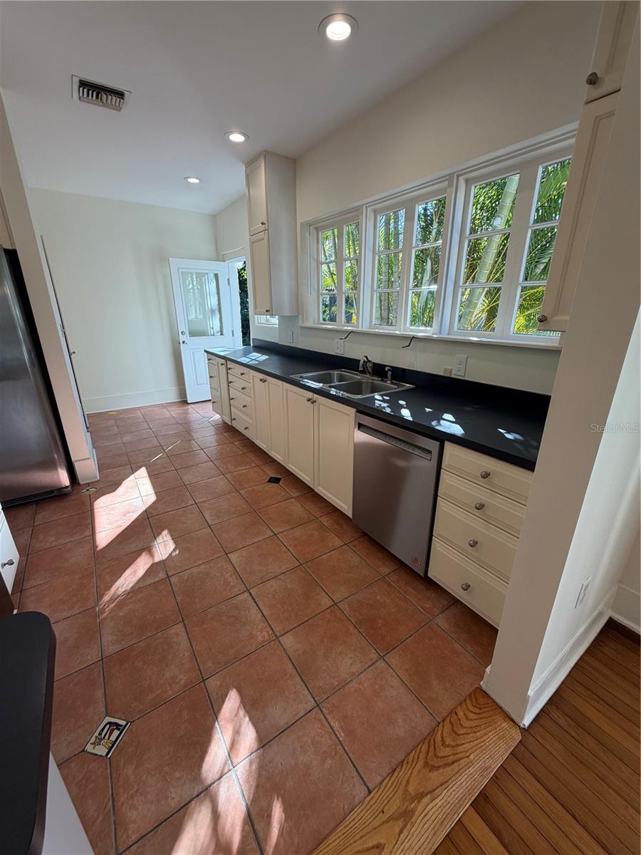 Image 30 of 44 For 48 Harvard Street