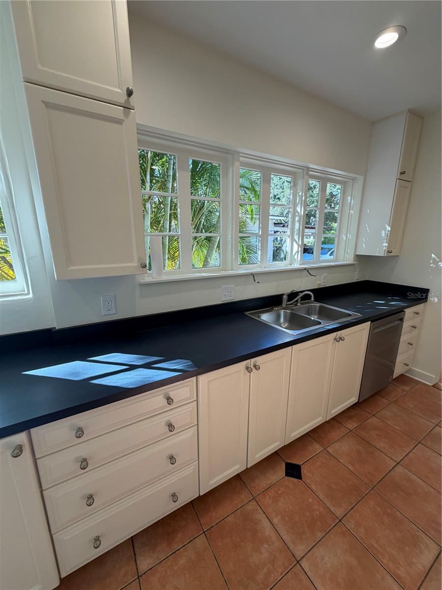 Image 32 of 44 For 48 Harvard Street